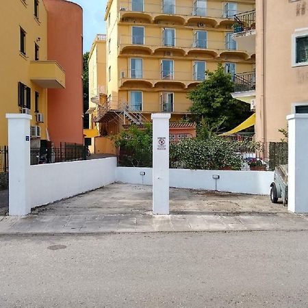 The Bluehouse - Spacious Top Floor Flat With Parking, By Mon Repos Beach Corfu  외부 사진