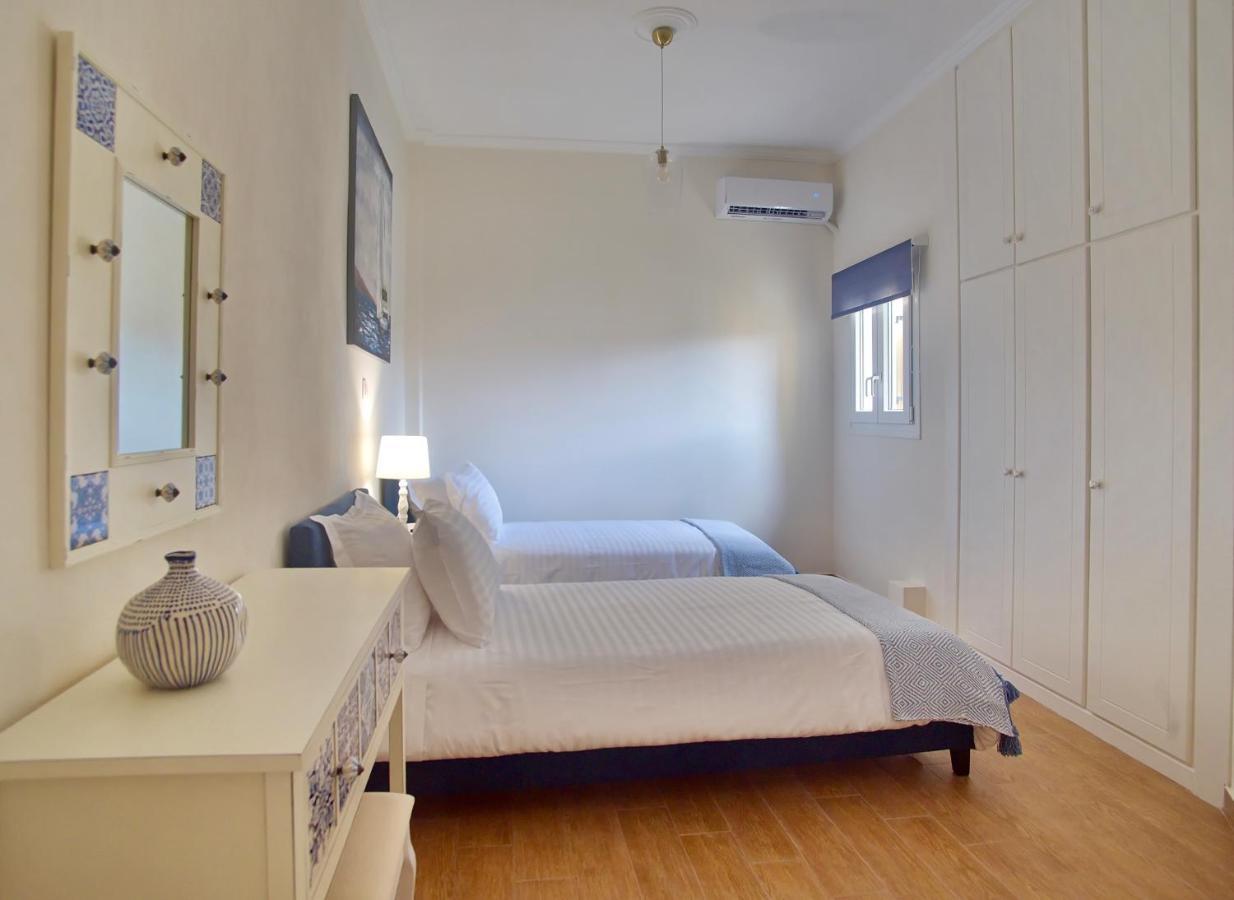 The Bluehouse - Spacious Top Floor Flat With Parking, By Mon Repos Beach Corfu  외부 사진