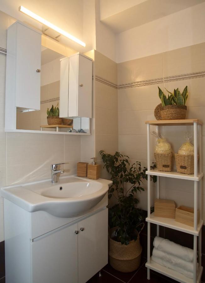 The Bluehouse - Spacious Top Floor Flat With Parking, By Mon Repos Beach Corfu  외부 사진