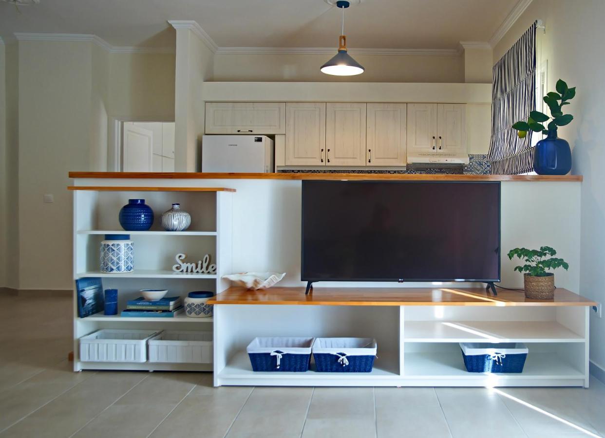 The Bluehouse - Spacious Top Floor Flat With Parking, By Mon Repos Beach Corfu  외부 사진