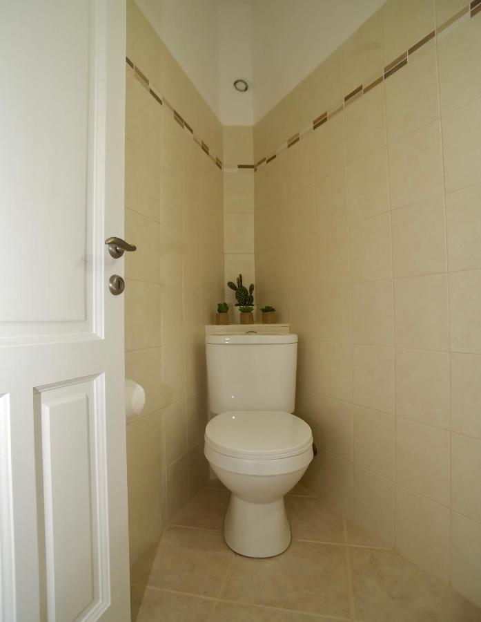 The Bluehouse - Spacious Top Floor Flat With Parking, By Mon Repos Beach Corfu  외부 사진