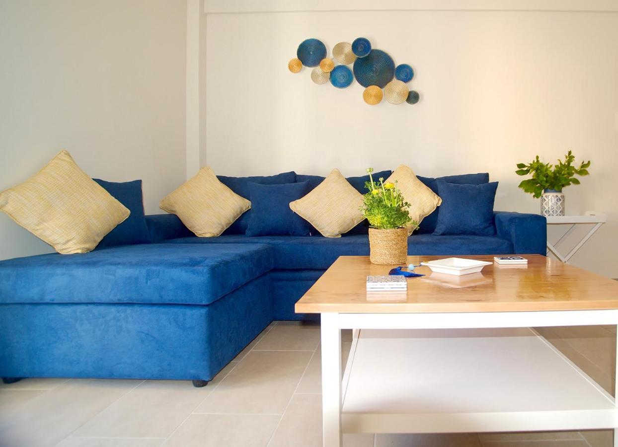 The Bluehouse - Spacious Top Floor Flat With Parking, By Mon Repos Beach Corfu  외부 사진