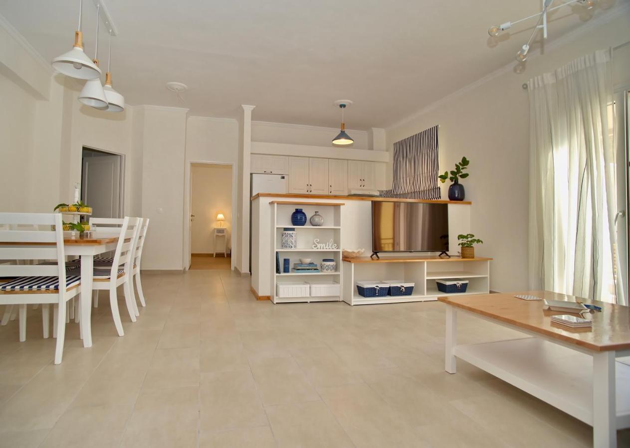 The Bluehouse - Spacious Top Floor Flat With Parking, By Mon Repos Beach Corfu  외부 사진