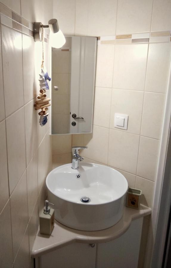 The Bluehouse - Spacious Top Floor Flat With Parking, By Mon Repos Beach Corfu  외부 사진