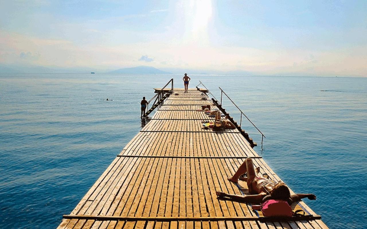 The Bluehouse - Spacious Top Floor Flat With Parking, By Mon Repos Beach Corfu  외부 사진