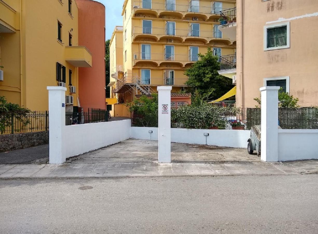 The Bluehouse - Spacious Top Floor Flat With Parking, By Mon Repos Beach Corfu  외부 사진